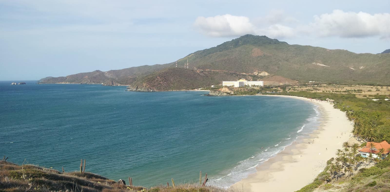 Playa Puerto Cruz, en la Isla de Margarita, con el cerro y el mar