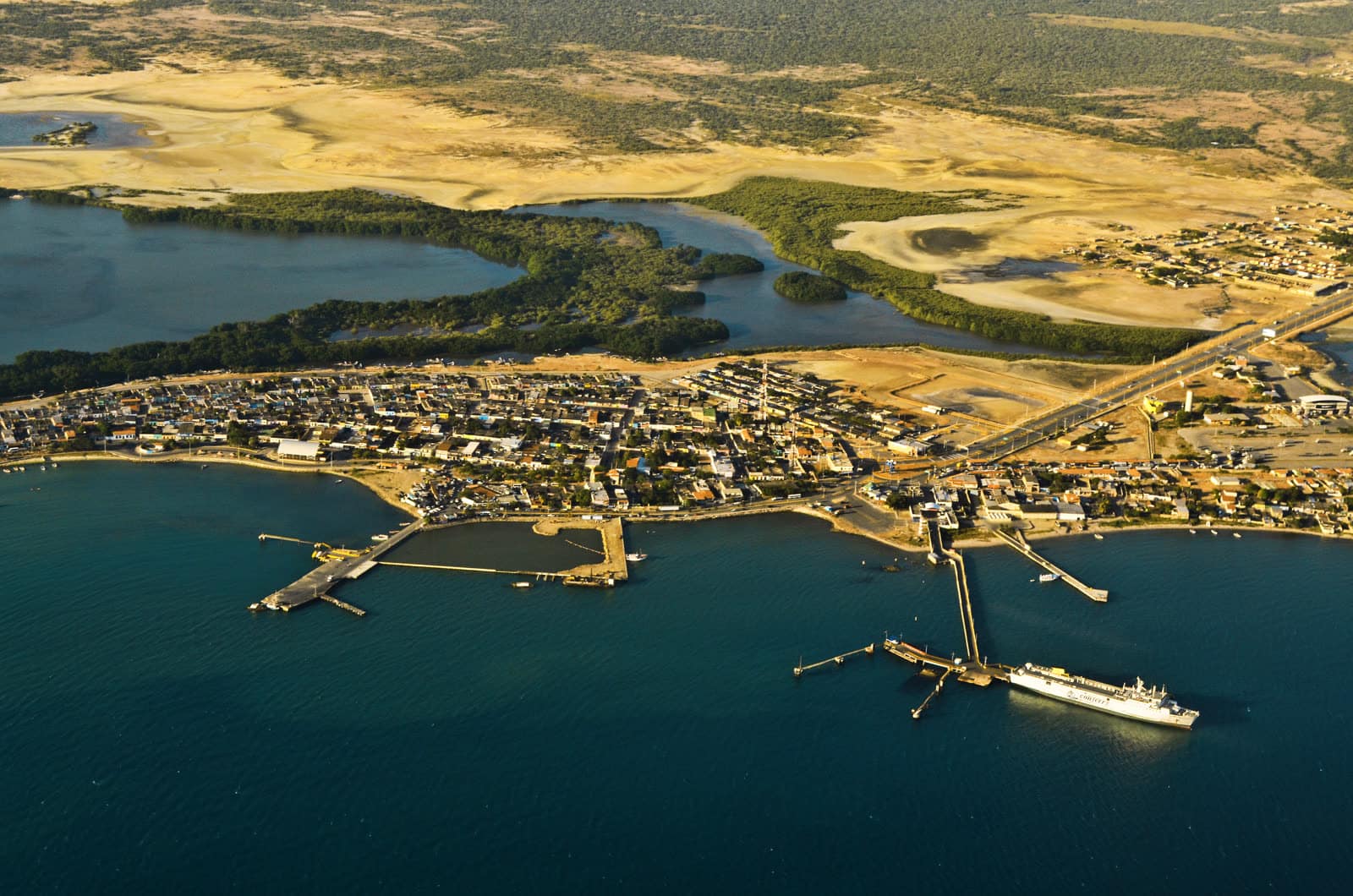 Vista aérea de Punta de Piedras con el puerto y un ferry atracado