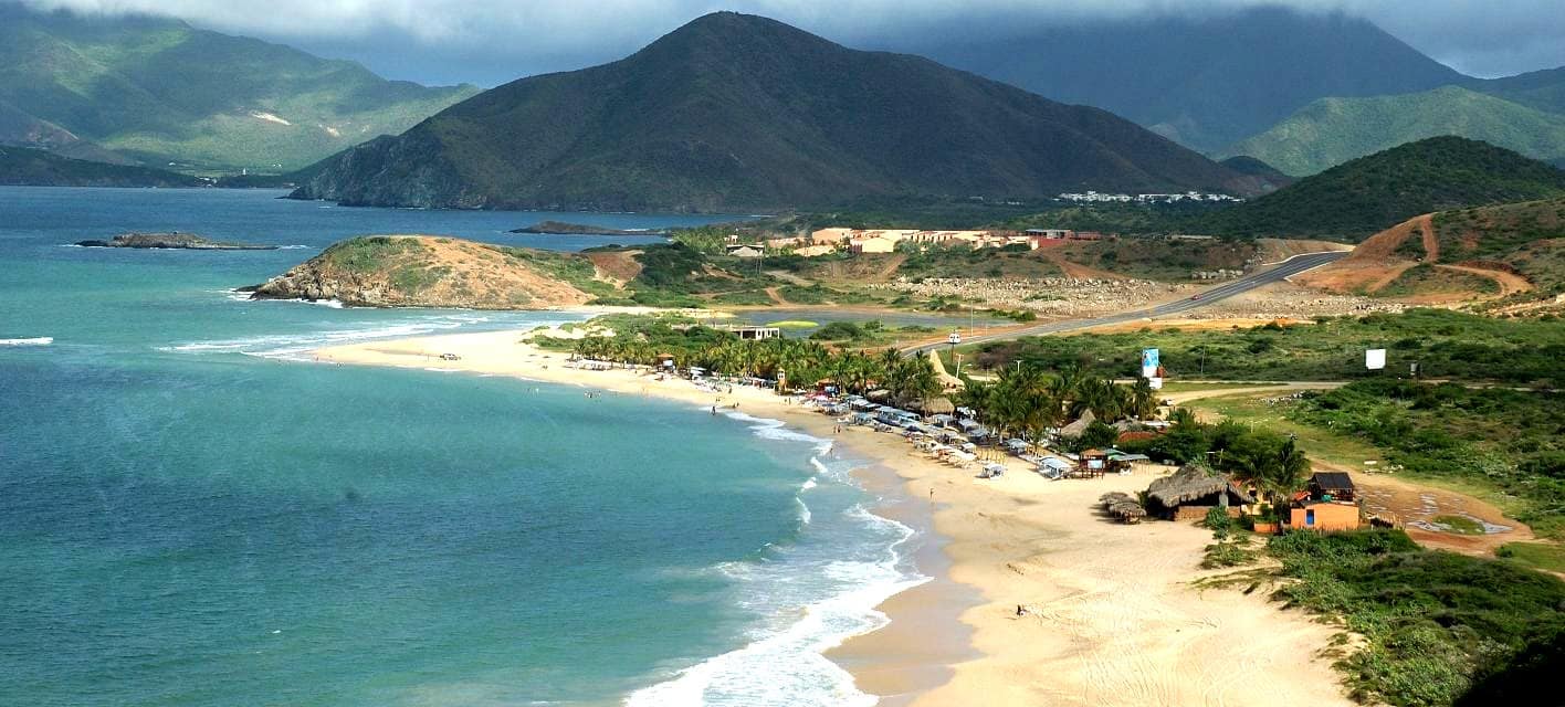Playa Caribe, en el norte de la Isla de Margarita, vista desde lo alto con el cerro al fondo