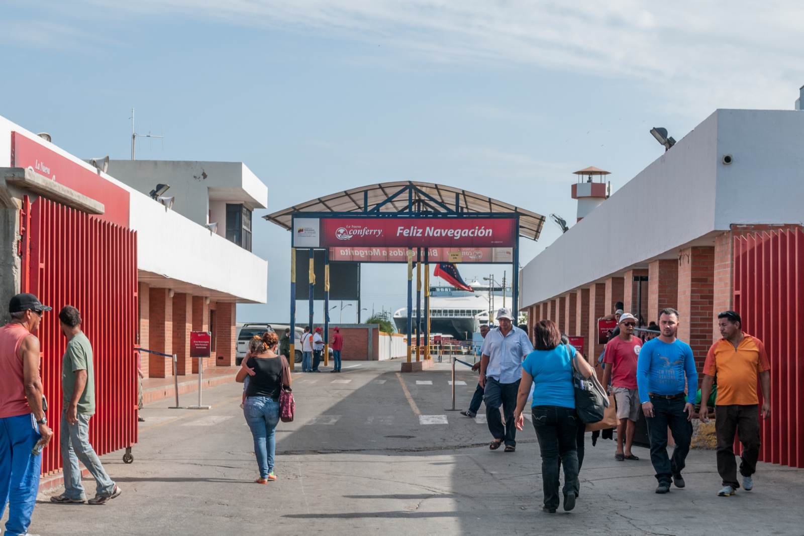 Pasajeros caminando en la terminal de Conferry en Punta de Piedras