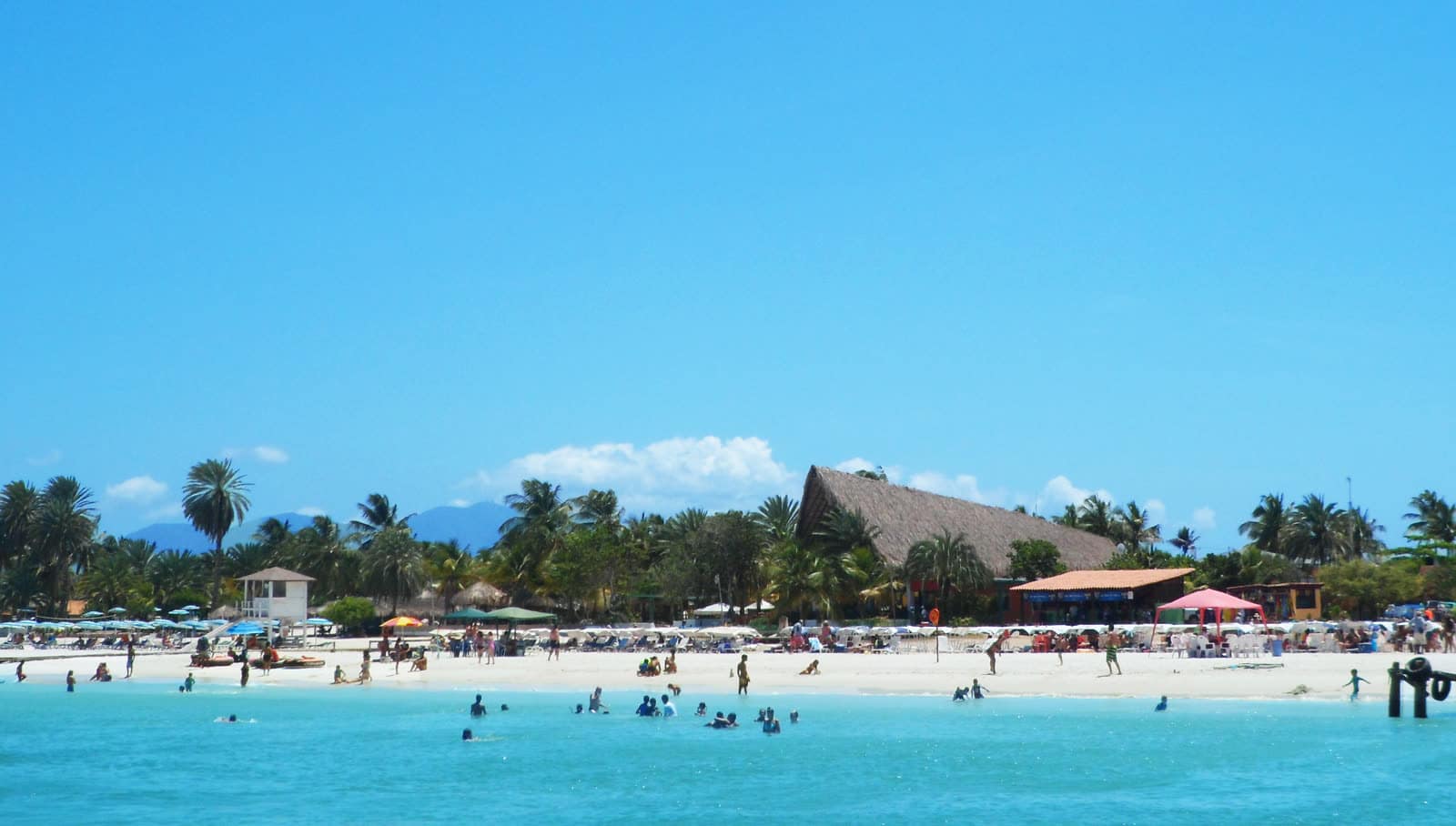Playa de arena blanca y agua turquesa en la Isla de Coche
