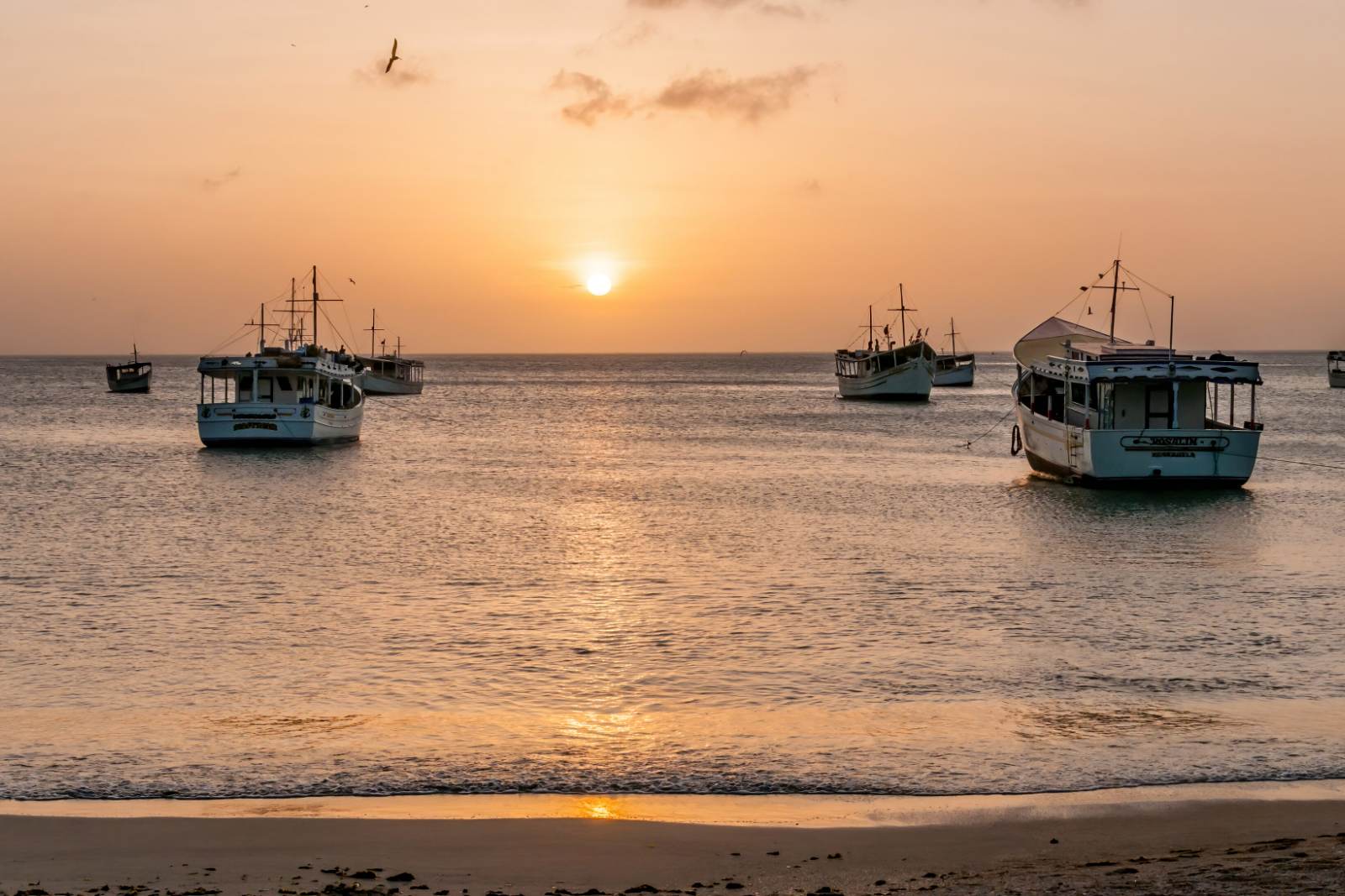 Atardecer sobre la bahía de Juan Griego con lanchas de pescadores