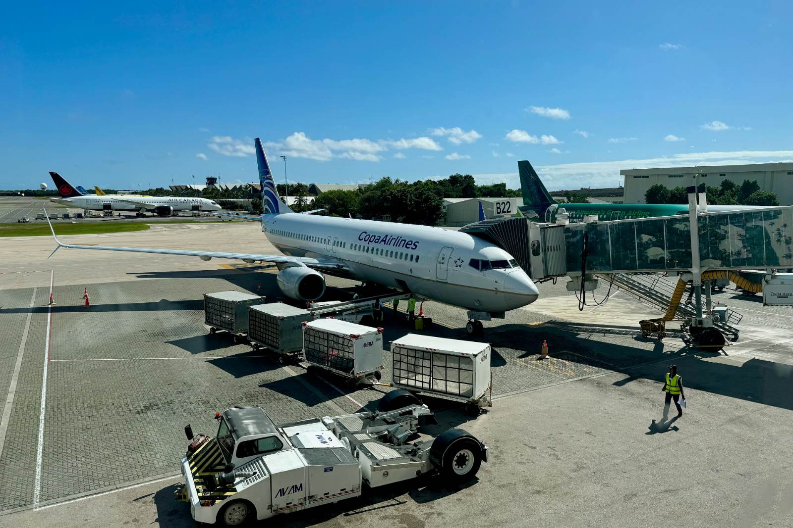 Avión de Copa Airlines estacionado en la puerta de embarque de un aeropuerto