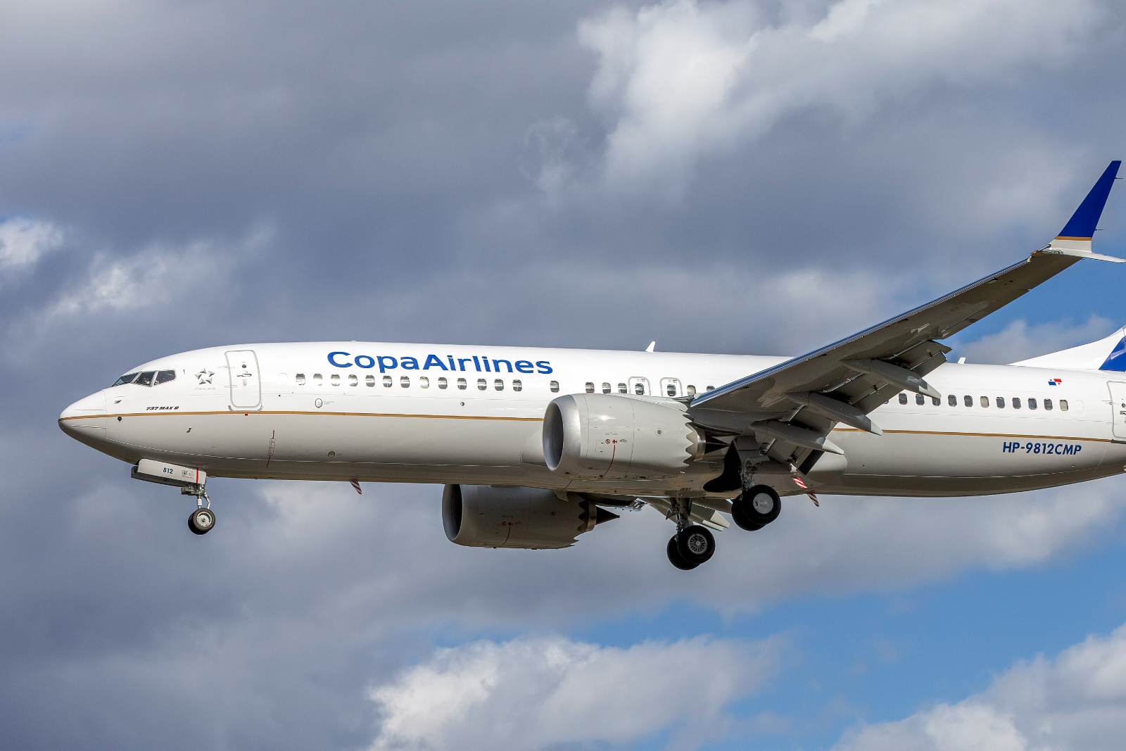 Avión de Copa Airlines en vuelo con el cielo de fondo