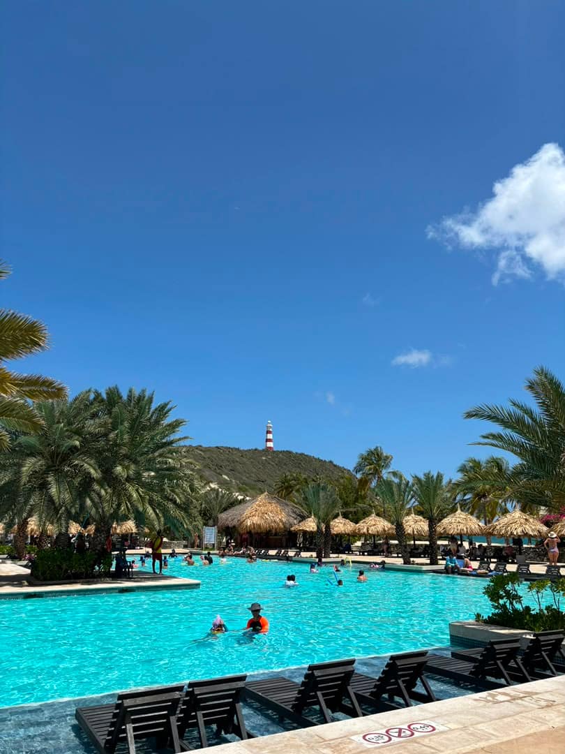Piscina de un resort frente a El Faro en la Isla de Margarita, Venezuela