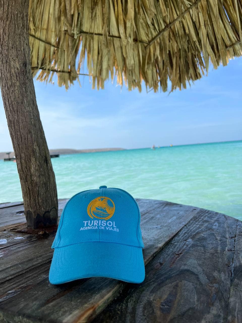Gorra de Turisol frente al mar turquesa de la Isla de Margarita