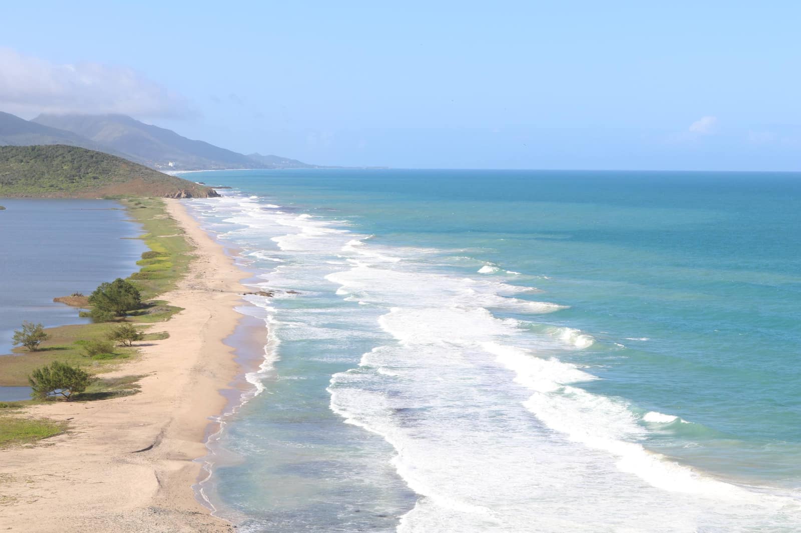Costa de la Isla de Margarita con playa larga y montañas